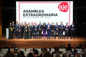 Foto de familia de la Junta Directiva entrante y saliente, junto a la alcaldesa de Almería, el presidente de la Diputación y otros representantes.