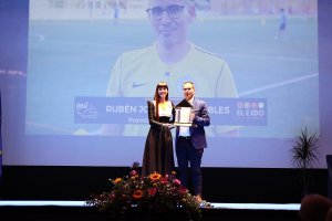 El entrenador almeriense  en la gala con el galardón obtenido.