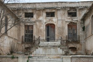 Fachada abandonada del Palacio de la Almanzora.