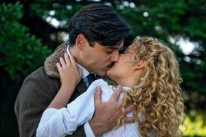 Manuel pide a Jana que lo acompañe a una competición de aviación.