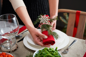 Una mesa preparada para una comidad de Navidad. /ENVATO