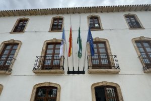 Las banderas del ayuntamiento de Albox a media asta.