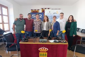 Los productores invitados junto con la alcaldesa y los presentadores del Hoy por Hoy.