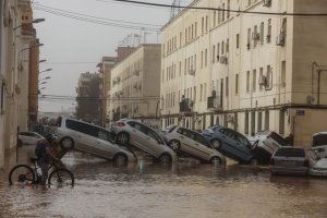 Vehículos destrozados en una calle.