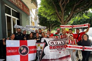 La peña del Almería se lo pasa en grande desplazándose para ver a su equipo.