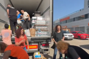 Imagen de los voluntarios cargando el primer camión.
