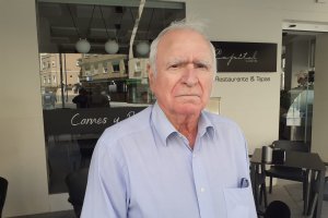 Miguelete son semblante serio caminando por Almería.