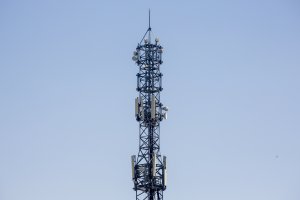 Imagen de una antena de telefonía.