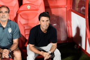 El entrenador del Almería en el banquillo del Mediterráneo.