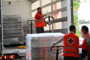 Voluntarios de Cruz Roja Almería repartiendo suministros en la Zona Cero.