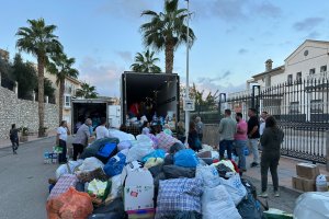 Los vecinos de Zurgena cargan el trailer para enviar ayuda a los afectados por la DANA.