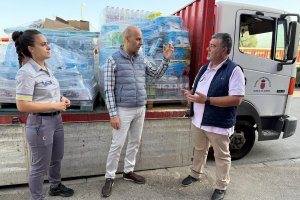 El gerente de Borosa Market, Santos Álvarez conversando con Juan Luque, concejal de Asuntos Sociales de Huércal de Almería.