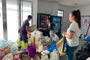 Imagen de voluntarios en el Palacio de Deportes de Vícar.