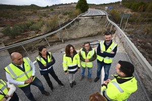 El alcalde de Serón junto a consejeros andaluces en una zona dañada por las lluvias.