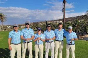 El Golf Center La Envía con su indumentaria celeste sobre el césped.