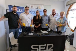 Responsables de productos y comercios locales con la alcaldesa del municipio y los presentadores del Hoy por Hoy Almería de la SER emitido ayer des