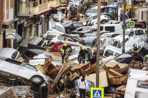 Decenas de coches amontonados en Sedaví, Valencia, tras el paso de la DANA.