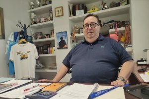 El concejal de Deportes, Tiempo Libre y Cultura del Ayuntamiento de Roquetas de Mar, José Juan Rubí, con LA VOZ en su despacho.