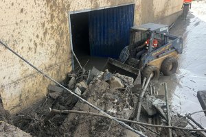 Retirada de escombros en la zona anegada de Olula del Río.