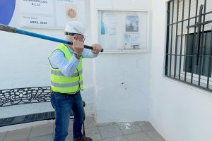 Ismael Torres, alcalde de Huércal de Almería, dando los primeros mazazos a la actual torre.