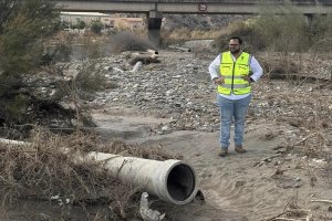 El alcalde de Zurgena, Domingo Trabalón, evalúa daños que ha causado la DANA en el municipio.