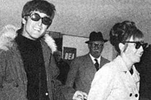 John Lennon y su esposa Cynthia, a su llegada a Londres tras su estancia en Almería. THE BEATLES BIBLE