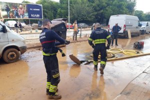 Bomberos de Almería durante las labores de limpieza