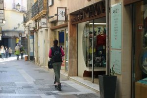 Patinete recorriendo la calle Las Tiendas de la capital