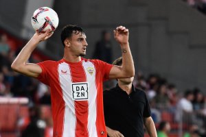 El lateral derecho ha sido convocado por Santi Denia para medirse a Inglaterra y Dinamarca.