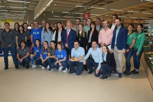Responsables y trabajadores del Lidl de Vícar con el alcalde, Antonio Bonilla, en la nueva tienda.