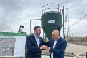 El consejero de Agricultura, Ramón Fernández-Pacheco, entrega al alcalde de Huércal-Overa, Domingo Fernández, el acceso al sistema de colectores