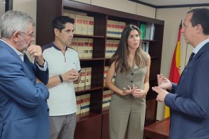 El subdelegado del Gobierno, a la derecha, en una visita a la sede de Muface en Almería.