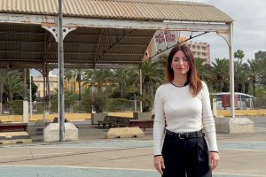 La presidenta de la APA, Rosario Soto, frente al tinglado del Puerto de Almería.