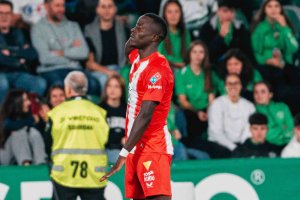 Dion Lopy hizo un partidazo en el Martínez Valero pero el gesto a la grada le costó la amarilla.