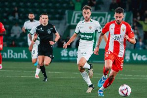 El colegiado Pérez Hernández siguiendo una jugada por banda entre Álvaro Núñez y Álex Centelles en el Martínez Valero.