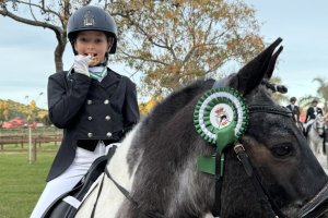 Muy feliz con la medalla y su fiel compañero Thor, con el que consiguió el primer puesto en tierras gaditanas.