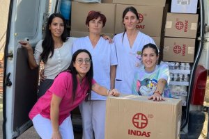 El equipo de trabajo después de cargar la furgoneta con todo el material, que ya ha llegado a tierras valencianas.