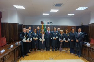 Foto de familia de las autoridades judiciales y de los colegios de procuradores de Andalucía.
