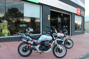 INDALMAR MOTOR, que desde este año es el servicio oficial de la marca transalpina, tiene la V85 TT en dos colores, blanco/rojo y blanco/negro.