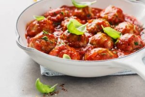 Un plato de albóndigas con tomate. DEPOSITPHOTOS