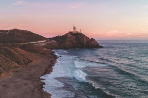 Playa y faro de Cabo de Gata. @adriansaanchezr. 