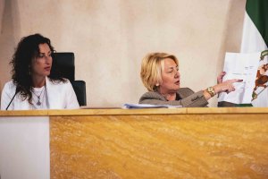 María del Mar Vázquez y Eloísa Cabrera durante la sesión plenaria