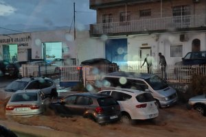 Vehículos afectados por el agua en Vícar.