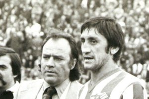 El central recién fallecido recibiendo un trofeo en su etapa como rojiblanco.