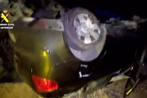 Vehículo precipitado en una carretera de Carboneras.