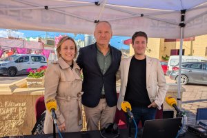 El alcalde de Cuevas, Antonio Fernández (centro) con la guía turística del Ayuntamiento, Marquina Rodríguez y el presentador ayer del programa d