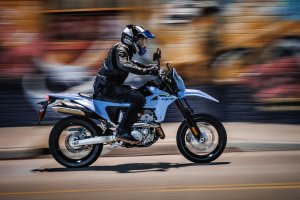 La nueva DR-Z4SM proporciona un nivel de prestaciones y libertad que elevarán la confianza de cualquier piloto a un nivel completamente nuevo.