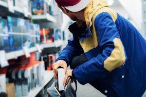 Imagen de un ladrón hurtando en un comercio.