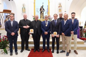 Hermanos Mayores de las Hermandades de Vera junto a las autoridades.