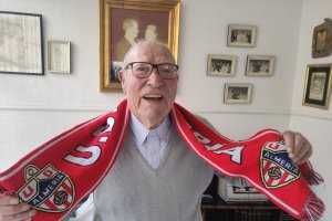 José Francisco Plaza Ibáñez, feliz con la bufanda del Almería, en mayo de 2024. 